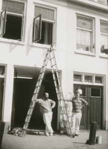 861941 Afbeelding van twee schilders tijdens de renovatiewerkzaamheden van het pand Willemstraat 45 in Wijk C te Utrecht.
